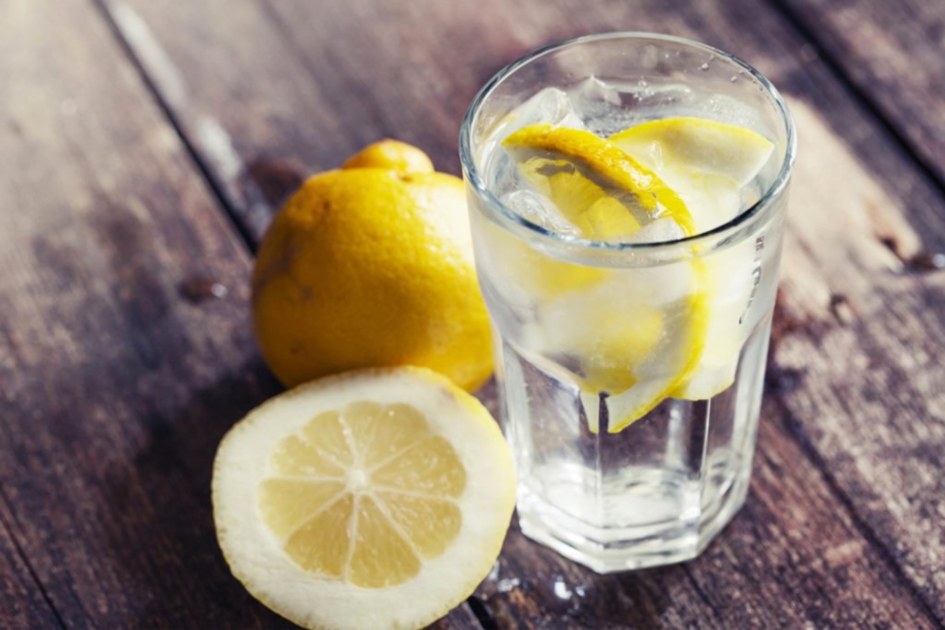 Натощак воду с лимоном можно. Вода с лимоном. Стакан воды с лимоном. Стакан с лимоном. Лимонад со льдом.